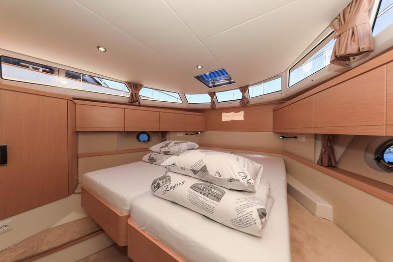 Book yachts online - motorboat - Greenline 40 - Astoria - rent