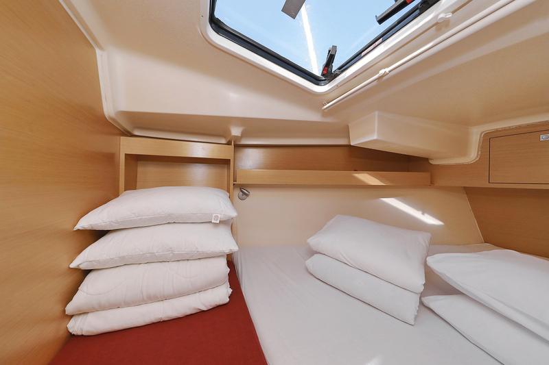 Book yachts online - sailboat - Elan 350 - Uniform - rent