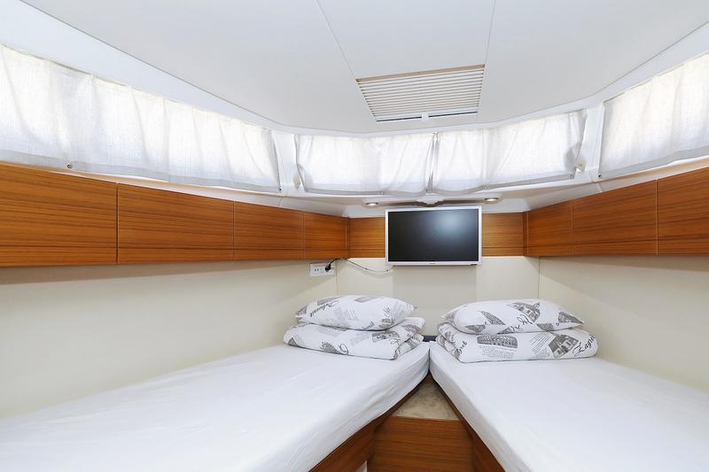 Book yachts online - motorboat - Greenline 33 - Fields of Gold - rent