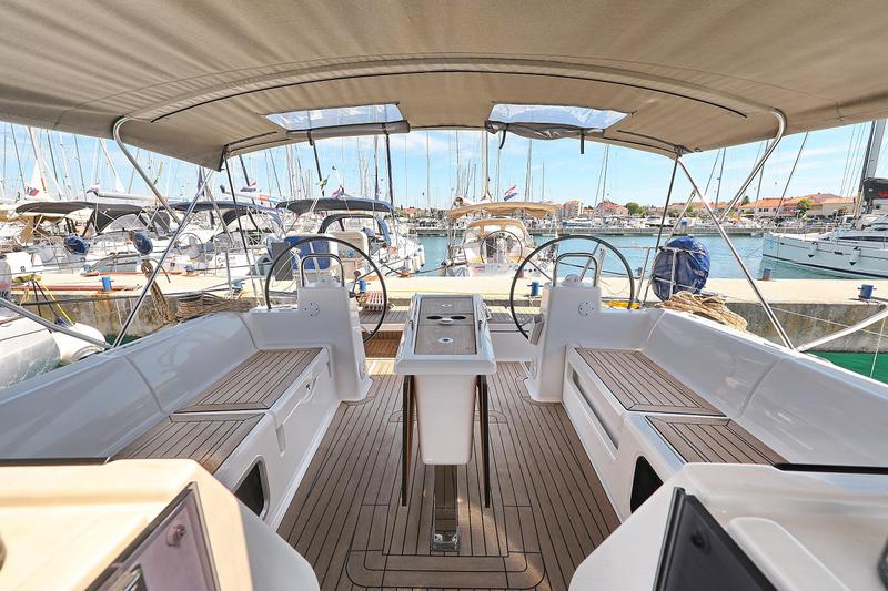 Book yachts online - sailboat - Dufour 460 Grand Large - 5 cabins - SunnyLife - rent