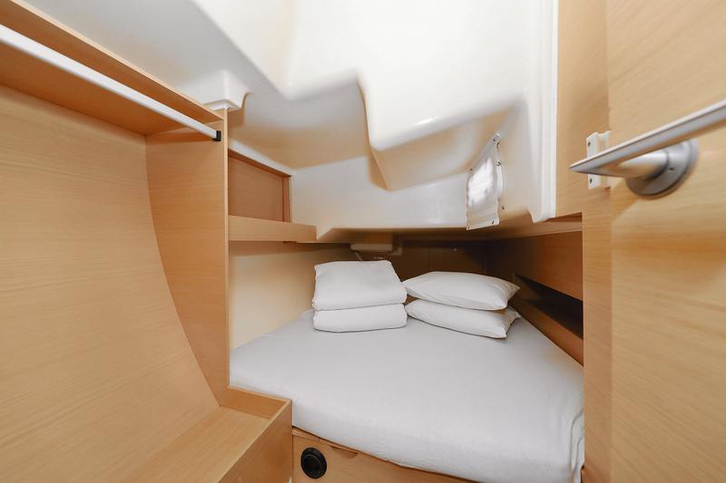 Book yachts online - sailboat - Elan 350 - X-Ray - rent