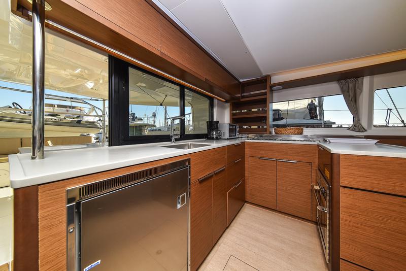 Book yachts online - catamaran - Lagoon 46 - MIDLIFE CRISIS - rent