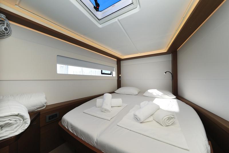 Book yachts online - catamaran - Lagoon 46 - MIDLIFE CRISIS - rent