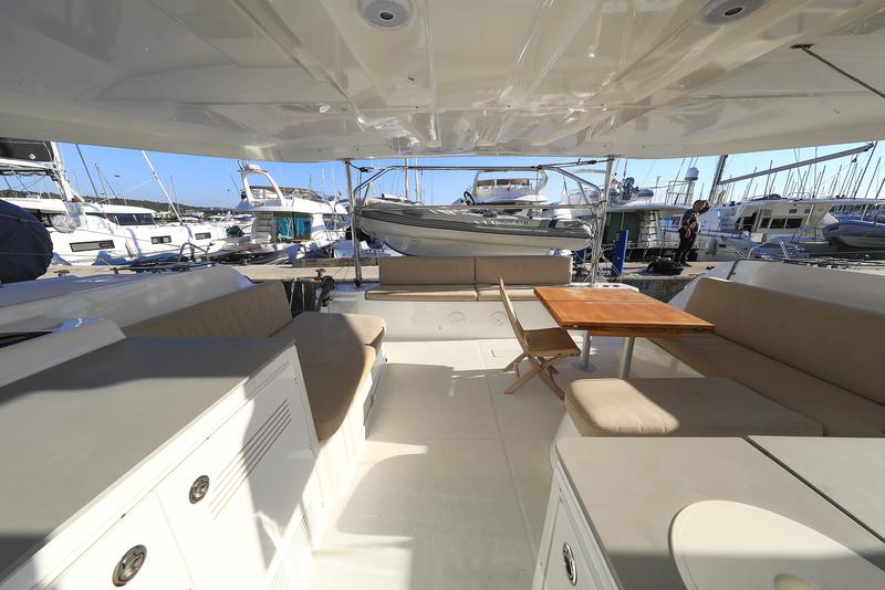 Book yachts online - catamaran - Lagoon 46 - MIDLIFE CRISIS - rent