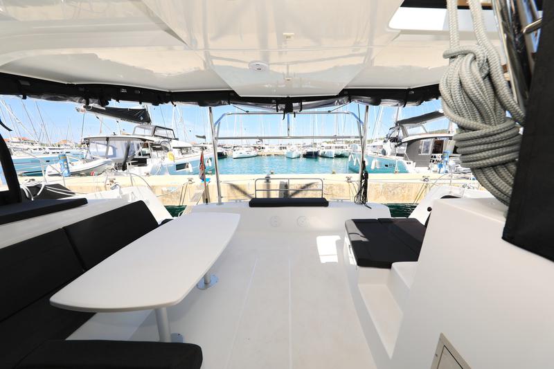 Book yachts online - catamaran - Lagoon 42 - ZEUS - rent