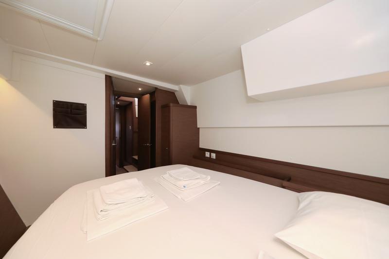 Book yachts online - catamaran - Lagoon 42 - ZEUS - rent