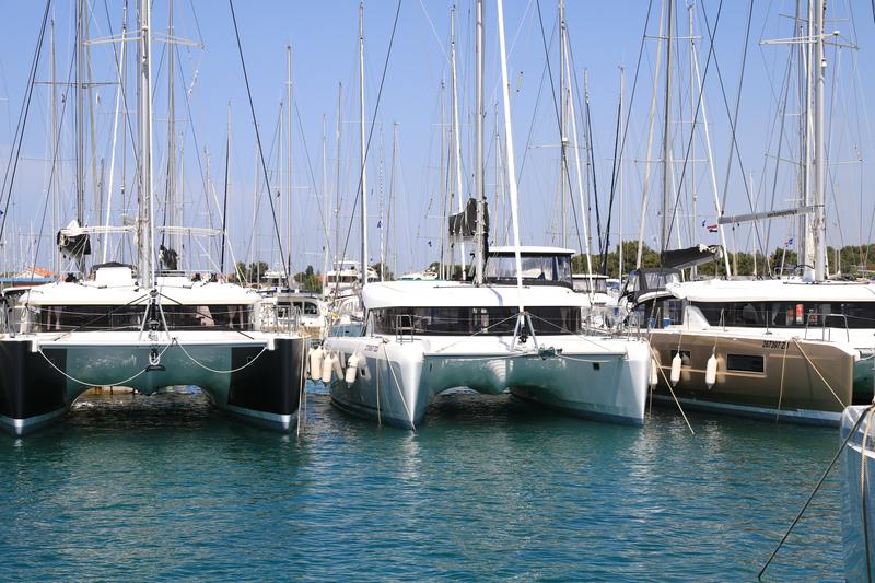 Book yachts online - catamaran - Lagoon 42 - ZEUS - rent
