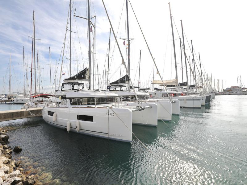 Book yachts online - catamaran - Lagoon 40 - BLUE ANGEL - rent