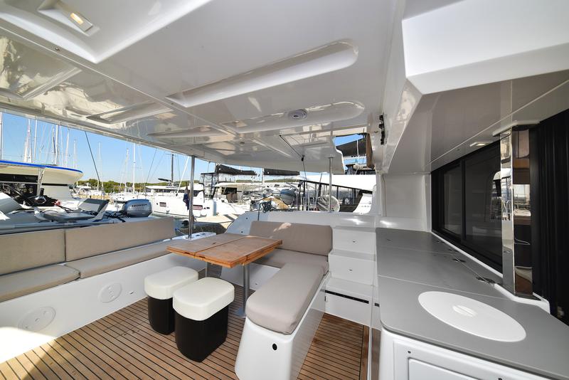 Book yachts online - catamaran - Lagoon 46 - MAJESTIC - rent