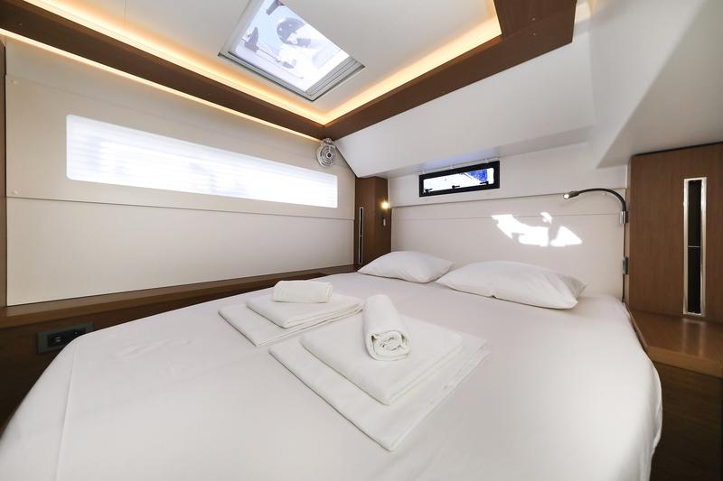 Book yachts online - catamaran - Lagoon 46 - MAJESTIC - rent