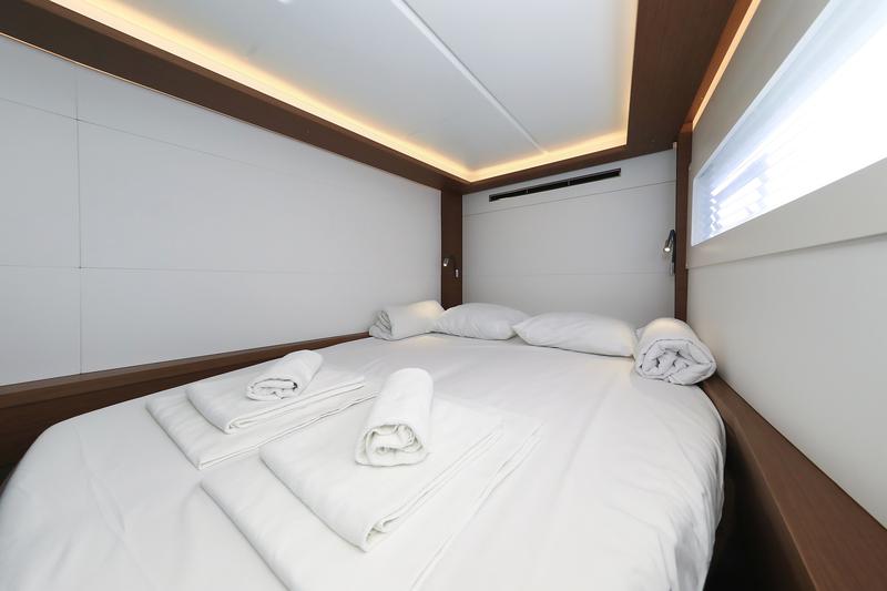 Book yachts online - catamaran - Lagoon 46 - MAJESTIC - rent