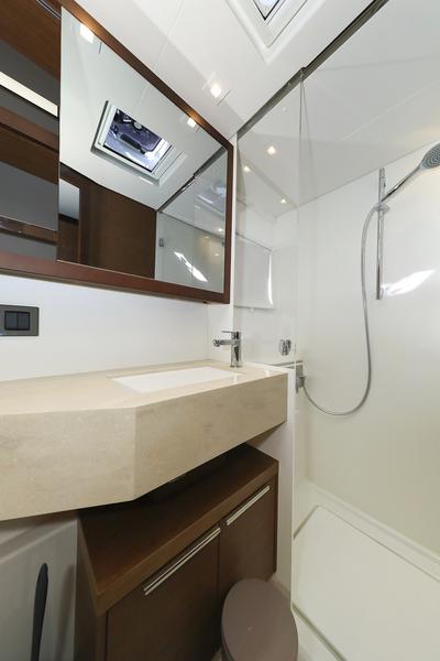 Book yachts online - catamaran - Lagoon 46 - MAJESTIC - rent
