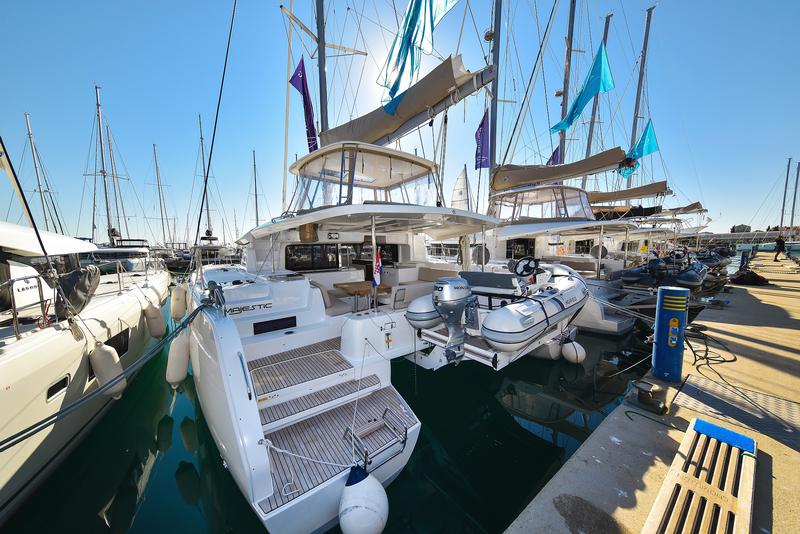 Book yachts online - catamaran - Lagoon 46 - MAJESTIC - rent