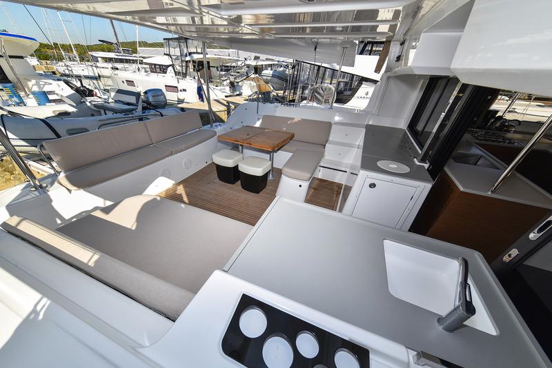 Book yachts online - catamaran - Lagoon 46 - MAJESTIC - rent