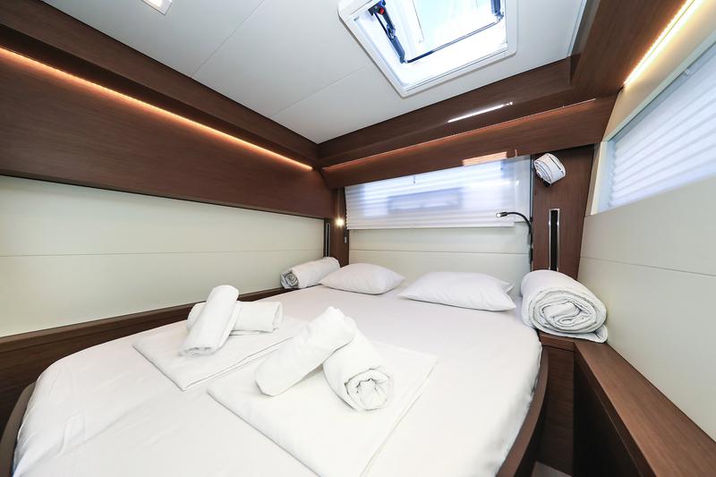 Book yachts online - catamaran - Lagoon 50 - LUX - rent