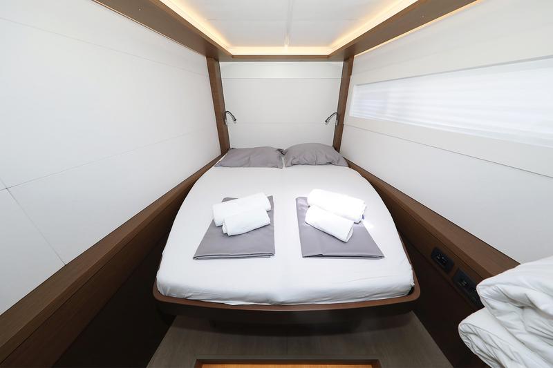 Book yachts online - catamaran - Lagoon 46 - WHITE PEARL - rent
