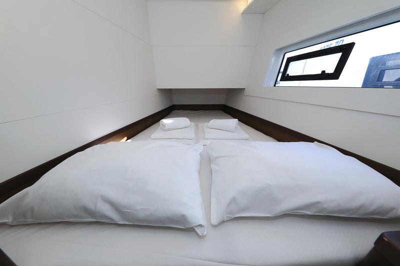 Book yachts online - catamaran - Lagoon 40 - GIMME KISS - rent