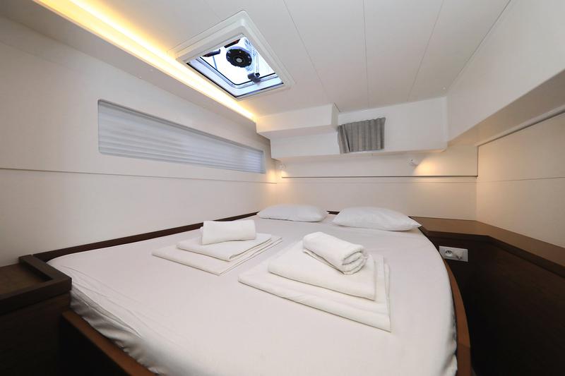 Book yachts online - catamaran - Lagoon 40 - GIMME KISS - rent