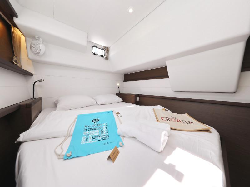 Book yachts online - catamaran - Lagoon 450 F - HOT STUFF - rent