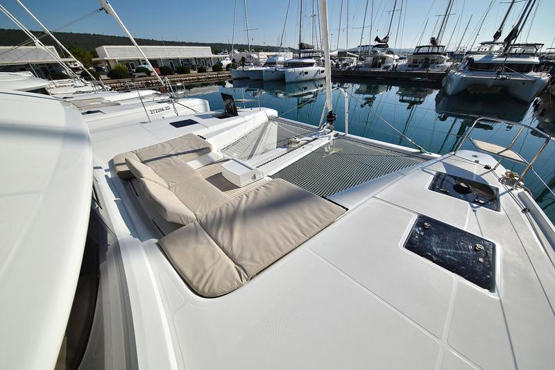 Book yachts online - catamaran - Lagoon 50 - SHADOW - rent