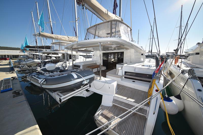 Book yachts online - catamaran - Lagoon 50 - SHADOW - rent