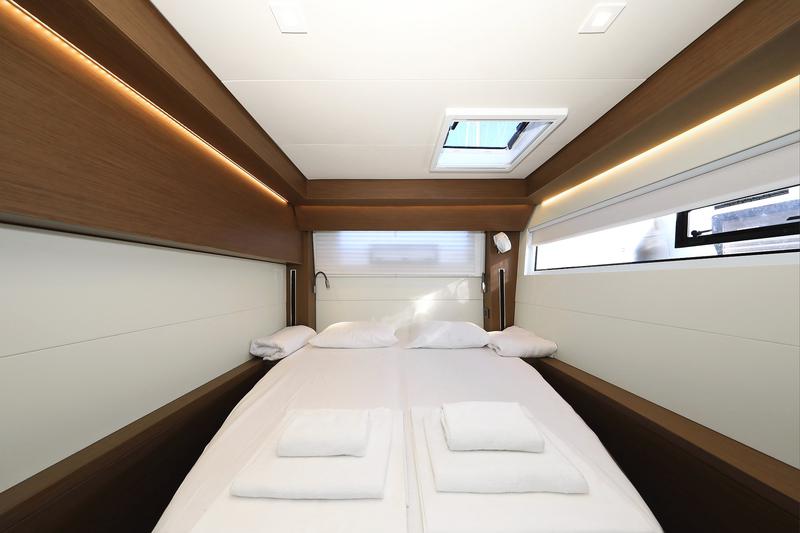 Book yachts online - catamaran - Lagoon 50 - SHADOW - rent