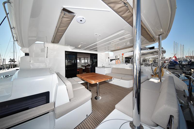 Book yachts online - catamaran - Lagoon 50 - SHADOW - rent
