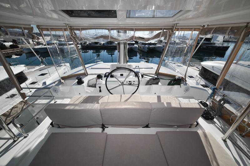 Book yachts online - catamaran - Lagoon 50 - SHADOW - rent
