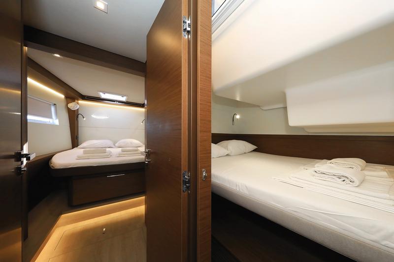 Book yachts online - catamaran - Lagoon 50 - SHADOW - rent