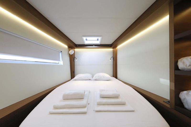 Book yachts online - catamaran - Lagoon 50 - SHADOW - rent