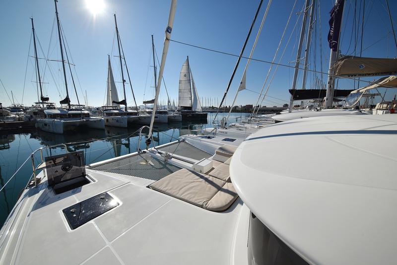 Book yachts online - catamaran - Lagoon 50 - SHADOW - rent