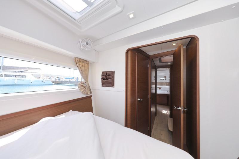 Book yachts online - catamaran - Lagoon 42 - ROYAL SALUTE - rent