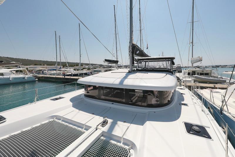 Book yachts online - catamaran - Lagoon 42 - ROYAL SALUTE - rent