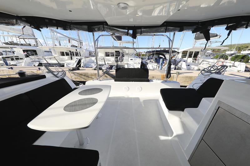 Book yachts online - catamaran - Lagoon 42 - REA - rent