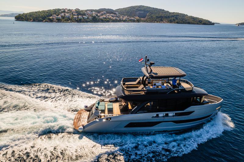 Book yachts online - motorboat - Explorer 62 - Niko - rent