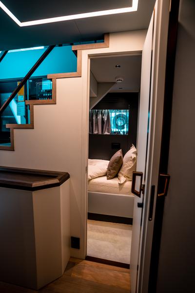Book yachts online - motorboat - Explorer 62 - Niko - rent