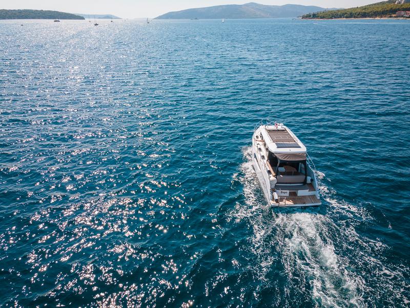 Book yachts online - motorboat - Nikhen Aqua Sun 34 - Bepo - rent