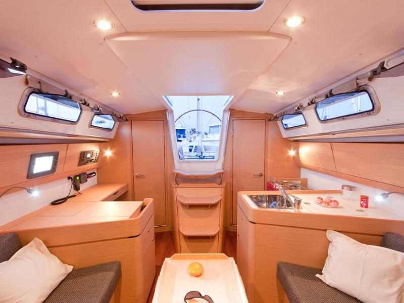 Book yachts online - sailboat - First 35 - Leo - rent