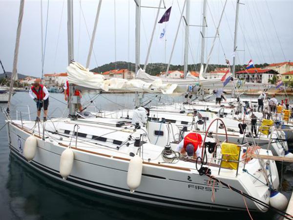 Book yachts online - sailboat - First 35 - Scorpio - rent