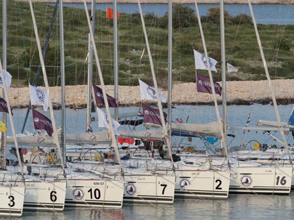 Book yachts online - sailboat - First 35 - Aquarius - rent