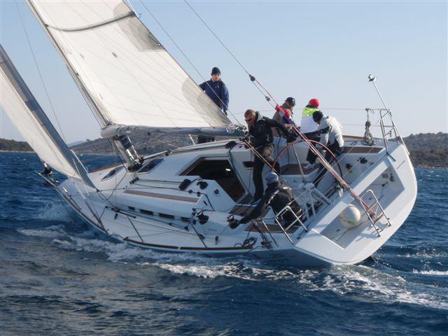 Book yachts online - sailboat - First 35 - Aquarius - rent