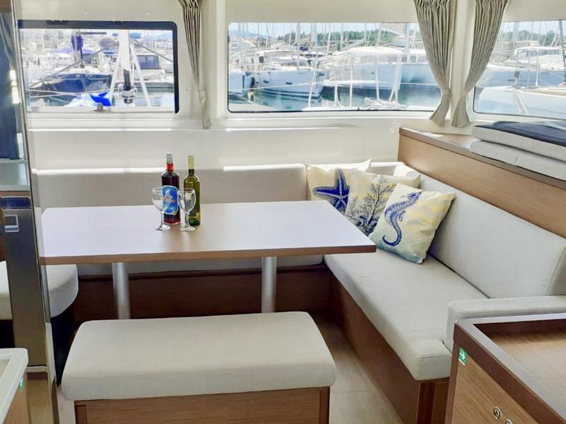 Book yachts online - catamaran - Lagoon 46 - BUTTERFLY - rent