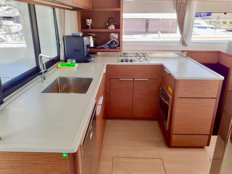 Book yachts online - catamaran - Lagoon 46 - BUTTERFLY - rent