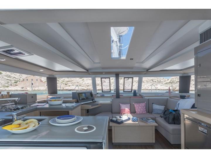 Book yachts online - catamaran - Astréa 42 - OCEAN RUNNER - rent