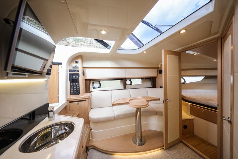 Book yachts online - motorboat - Focus Power 36 Hard Top - GOLEM I - rent