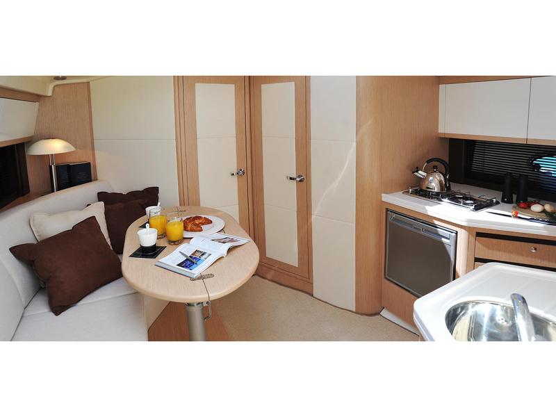Book yachts online - motorboat - Focus Power 36 Hard Top - GOLEM I - rent