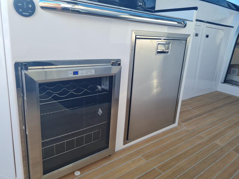 Book yachts online - motorboat - Focus Power 44 Hard Top - Boha - rent