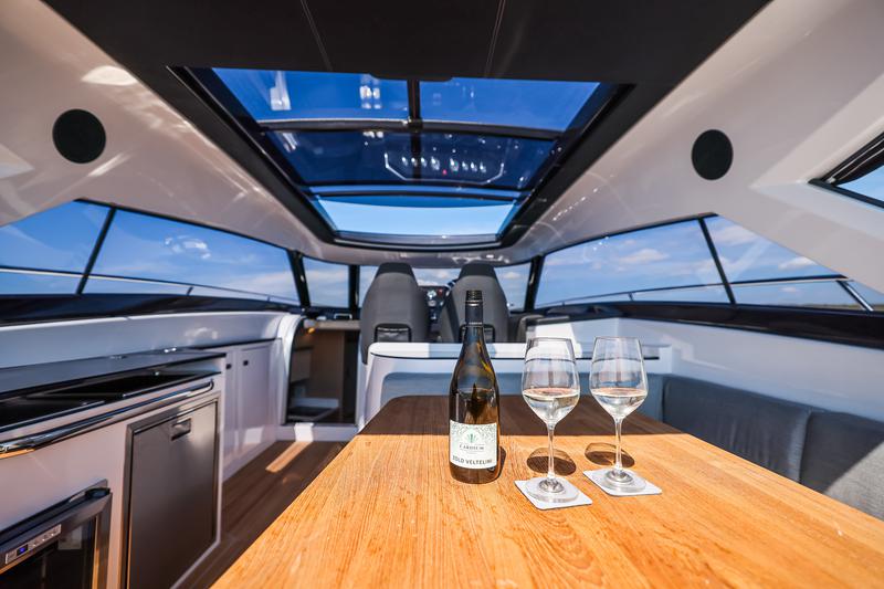 Book yachts online - motorboat - Focus Power 44 Hard Top - Boha - rent