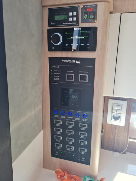 Book yachts online - motorboat - Focus Power 44 Hard Top - Boha - rent