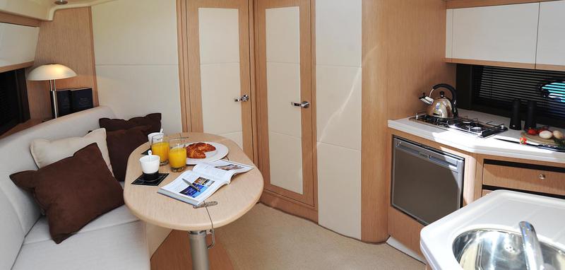 Book yachts online - motorboat - Focus Power 36 Hard Top - LADY - rent